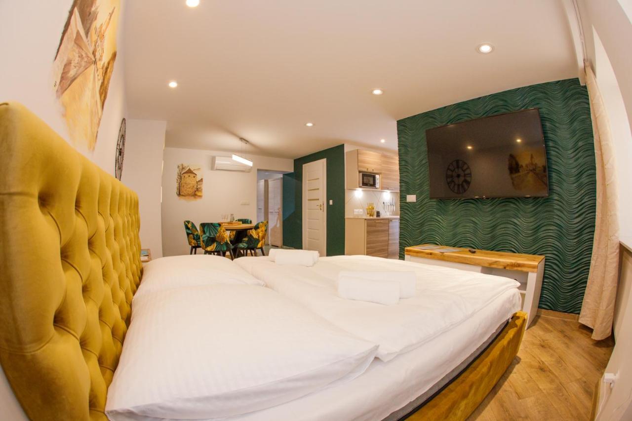 Apartament Ksiazecy Gold Klimatyzacja โบเลสวาเวียส ภายนอก รูปภาพ